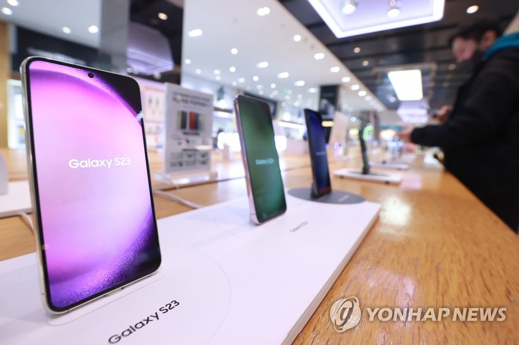 This file photo taken on Feb. 17, 2023, shows Samsung Electronics Co.'s latest flagship smartphone Galaxy S23 model. (Yonhap)