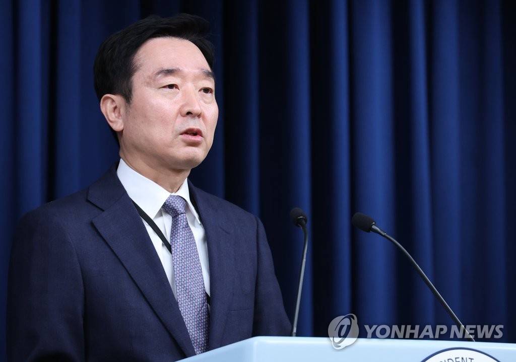 Presidential spokesperson Lee Do-woon briefs reporters at the presidential office in Seoul on Feb. 17, 2023. (Yonhap)
