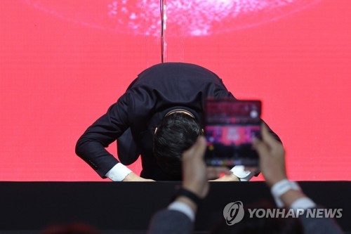 큰절하는 김기현 당 대표 후보