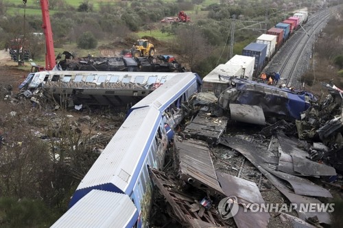 축제 돌아오다 참변…그리스 열차 정면충돌, 최소 40명 사망(종합4보)