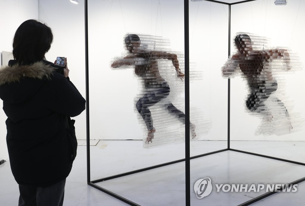 시선에 따라 달라지는 조각