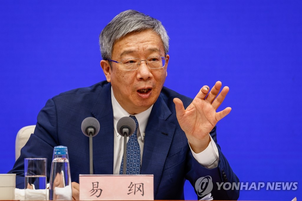 기자회견 하는 이강 중국 인민은행 총재