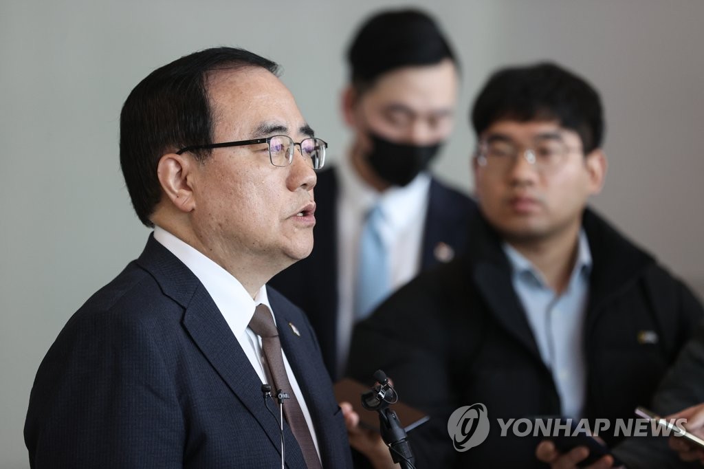 National Security Adviser Kim Sung-han speaks to reporters at Incheon International Airport in Incheon, west of Seoul, on March 5, 2023, ahead of his visit to Washington. (Yonhap)