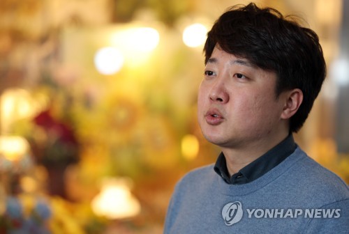 이준석 "엄석대의 체육부장" 홍준표 "욕질만 일삼는 어린애"