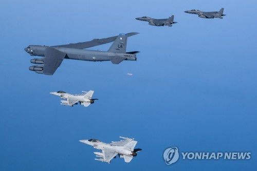 미 전략폭격기 B-52H 한달만에 다시 왔다…한국 F-35와 연합훈련