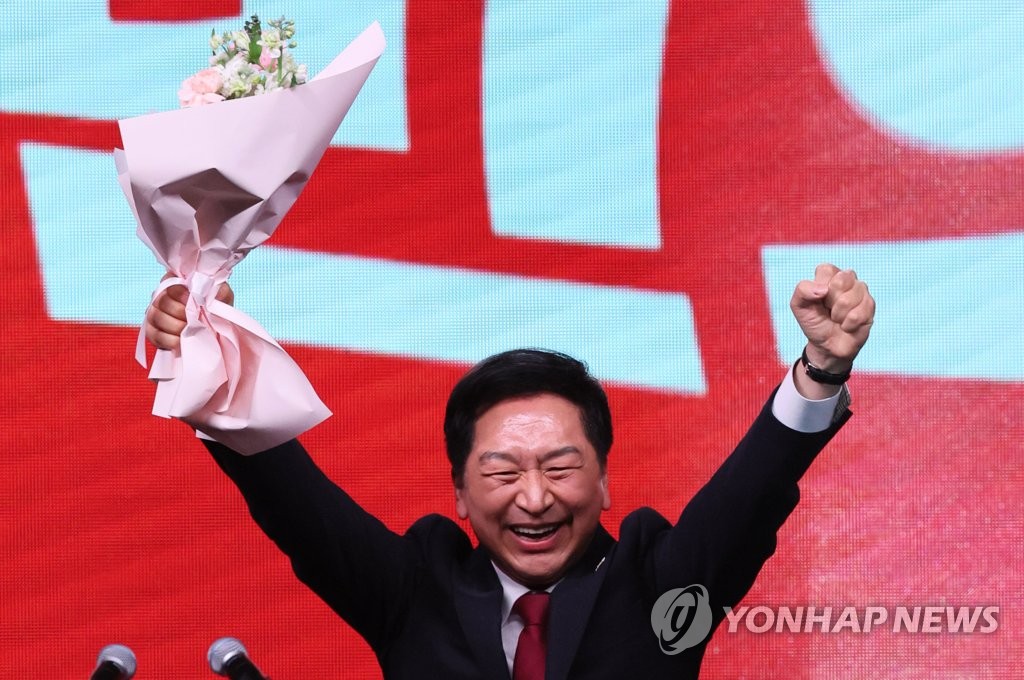 Rep. Kim Gi-hyeon, the new leader of the ruling People Power Party, raises his hands up in victory after winning the party leadership race in a national convention at the KINTEX exhibition center in Goyang, just northwest of Seoul, on March 8, 2023. (Yonhap)