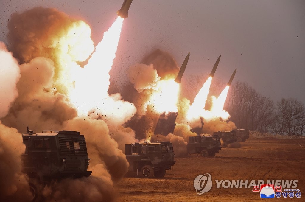 (2nd LD)북한 지도자, 적 비행장을 겨냥한 포병 부대의 ‘실전’준비태세 시찰 : KCNA