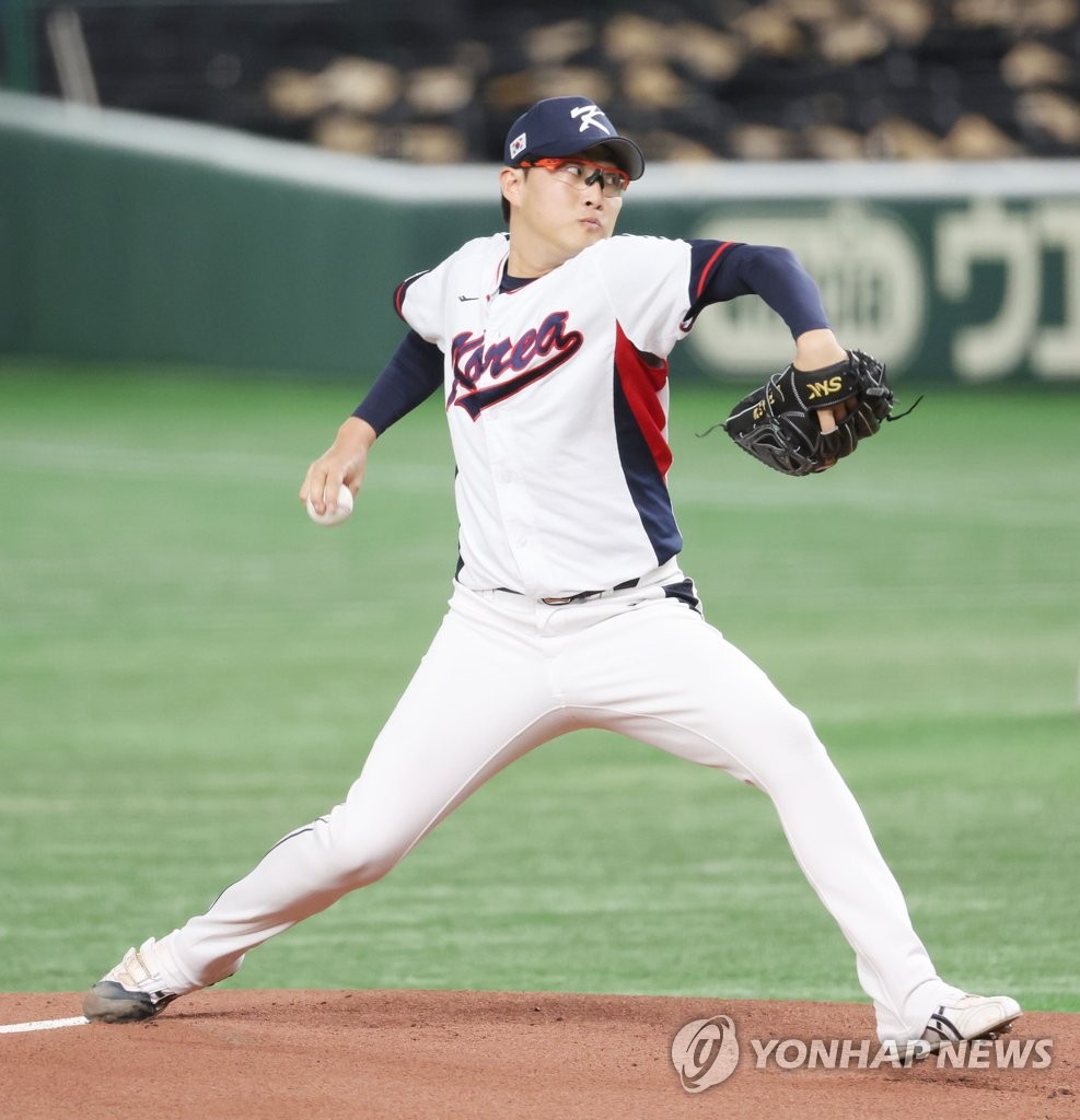 Park Se-woong z Jižní Koreje hraje proti České republice během zápasu B-týmu World Baseball Classic v Tokyo Dome v Tokiu, 12. března 2023 (Yonhap)