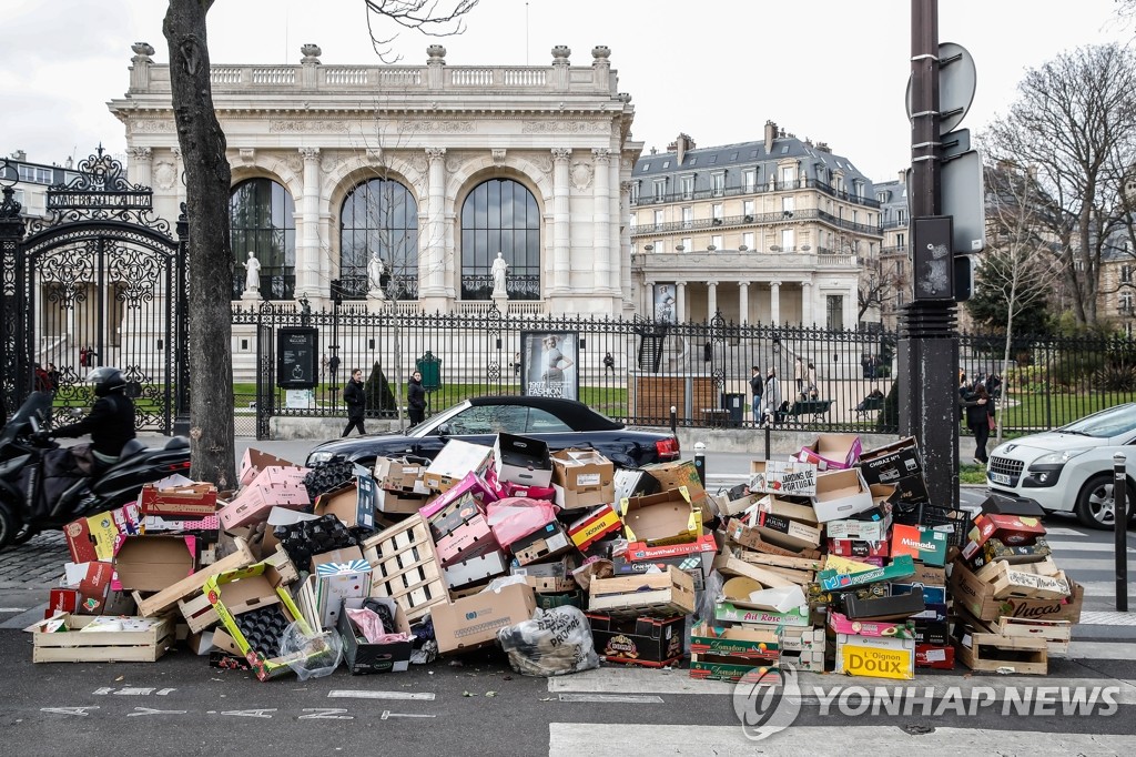 파리 시내 길거리에 있는 쌓여있는 쓰레기