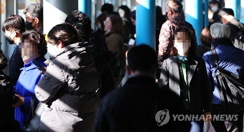 En la fotografía de archivo, tomada el 14 de marzo de 2023, se muestra a gente con mascarillas en la estación del metro de Sindorim, en Seúl.