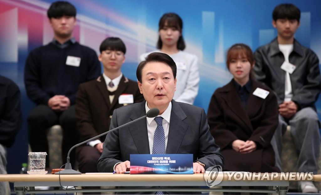 Le président Yoon Suk Yeol (au c.) assiste le mercredi 15 mars 2023 à la 14e réunion d'urgence à l'ancien complexe présidentiel de Cheong Wa Dae à Séoul pour discuter des moyens de stabiliser la vie quotidienne du peuple. (Pool photo)
