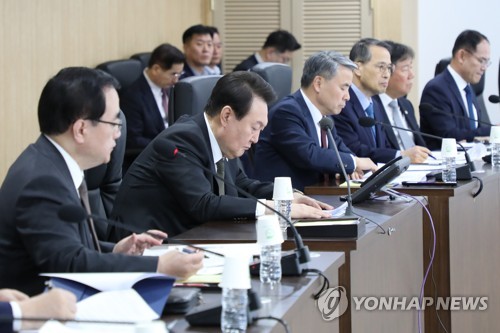 El presidente surcoreano, Yoon Suk Yeol (segundo por la izda.), asiste a una reunión de emergencia del Consejo de Seguridad Nacional, celebrada, el 16 de marzo de 2023, en la oficina presidencial, en Seúl. (Foto proporcionada por la oficina presidencial. Prohibida su reventa y archivo) 