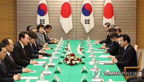 El presidente de Corea del Sur, Yoon Suk Yeol (tercero por la izda.), y el primer ministro de Japón, Fumio Kishida (primero por la dcha.), llevan a cabo una reunión cumbre ampliada, el 16 de marzo de 2023, en la residencia del último, en Tokio.