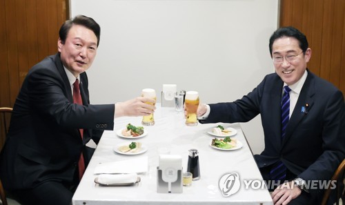 首脳会談を終えた後、銀座の洋食店で乾杯する尹大統領（左）と岸田首相＝１６日、東京（聯合ニュース）