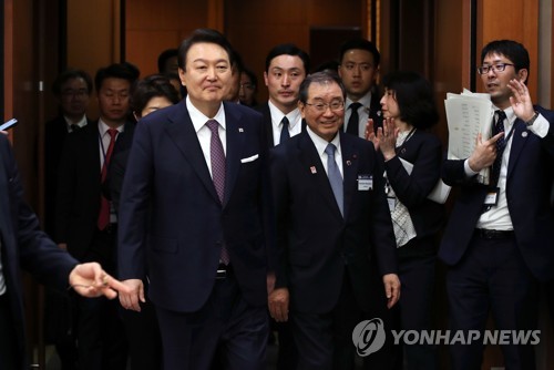 韓日ビジネスラウンドテーブルに出席した尹大統領（左）＝（聯合ニュース）