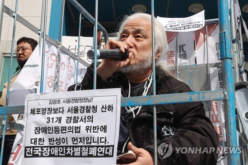 Park Kyoung-seok, 63 ans, chef de l'association Solidarity Against Disability Discrimination (SADD), donne une conférence de presse à Séoul le 17 mars 2023, avant que la police ne l'arrête pour manifestation illégale.