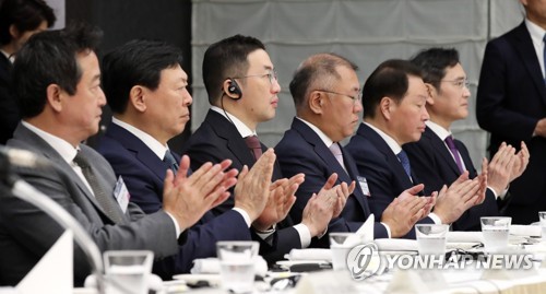 ３月に開催された「韓日ビジネスラウンドテーブル」に出席した主要企業グループのトップ（資料写真）＝（聯合ニュース）