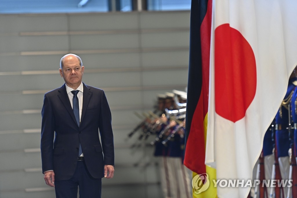 일본서 의장대 사열하는 숄츠 독일 총리