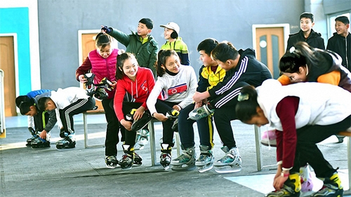 스케이트장의 북한 학생들