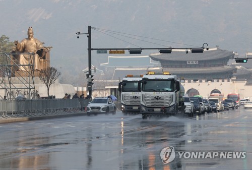 Un vehículo rocía agua en las calles de Seúl