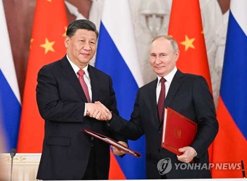 공동성명 서명 후 악수하는 시진핑과 푸틴