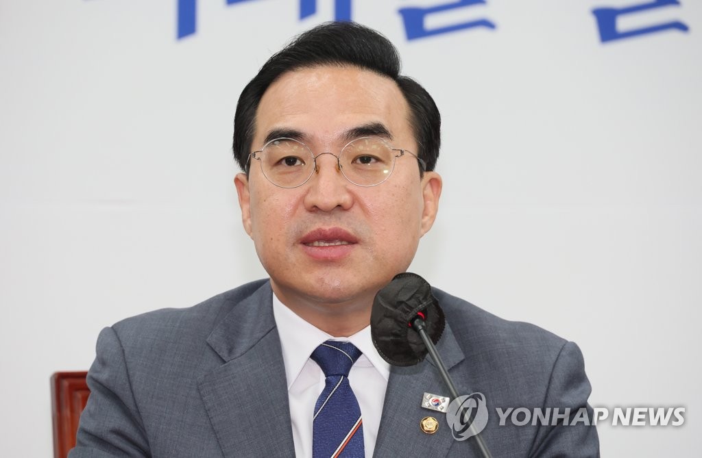 Main opposition Democratic Party floor leader Park Hong-keun speaks at a party policy meeting at the National Assembly on March 23, 2023. (Yonhap)