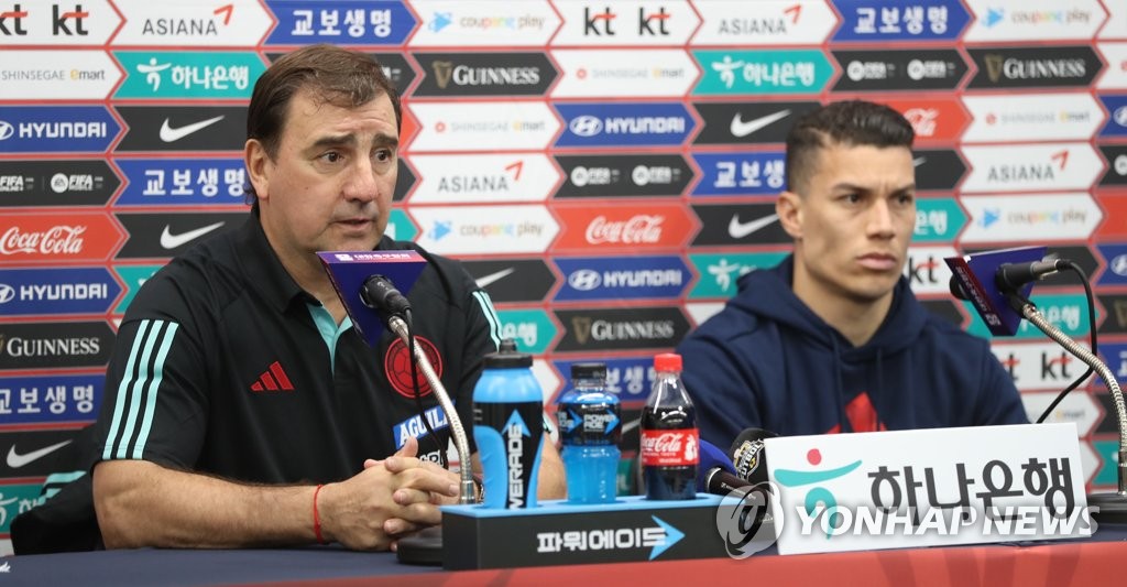 Nestor Lorenzo (L), head coach of the Colombian men's national football team, and midfielder Mateus Uribe attend a press conference at Munsu Football Stadium in Ulsan, about 305 kilometers southeast of Seoul, on March 23, 2023, the eve of a friendly against South Korea. (Yonhap)