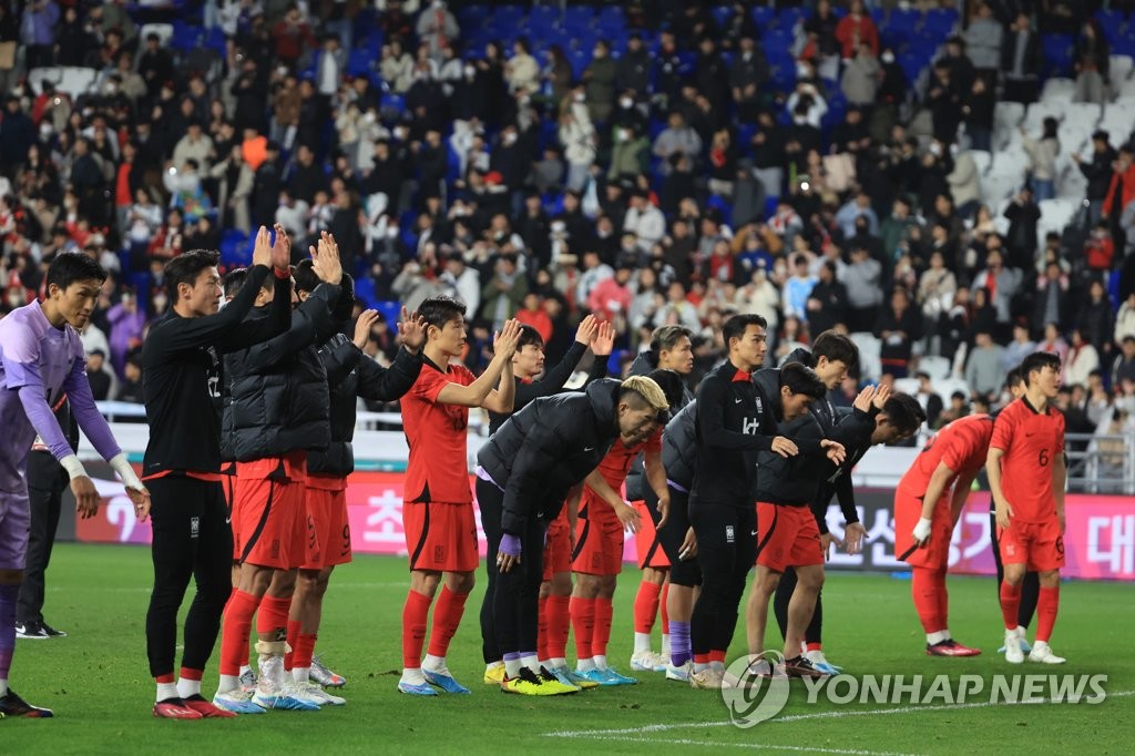 South Korean players acknowledge their fans after a 2-2 draw against Colombia in a friendly football match at Munsu Football Stadium in Ulsan, 305 kilometers southeast of Seoul, on March 24, 2023. (Yonhap)