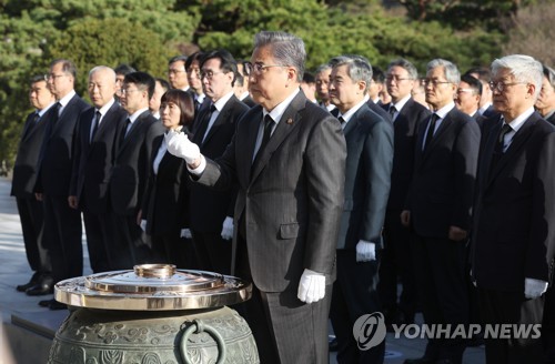 S. Korea's top diplomats honor war dead
