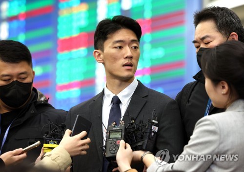 Chun Woo-won (C), a grandson of late former President Chun Doo-hwan, speaks to reporters upon his arrival at Incheon International Airport on March 28, 2023. (Yonhap) 