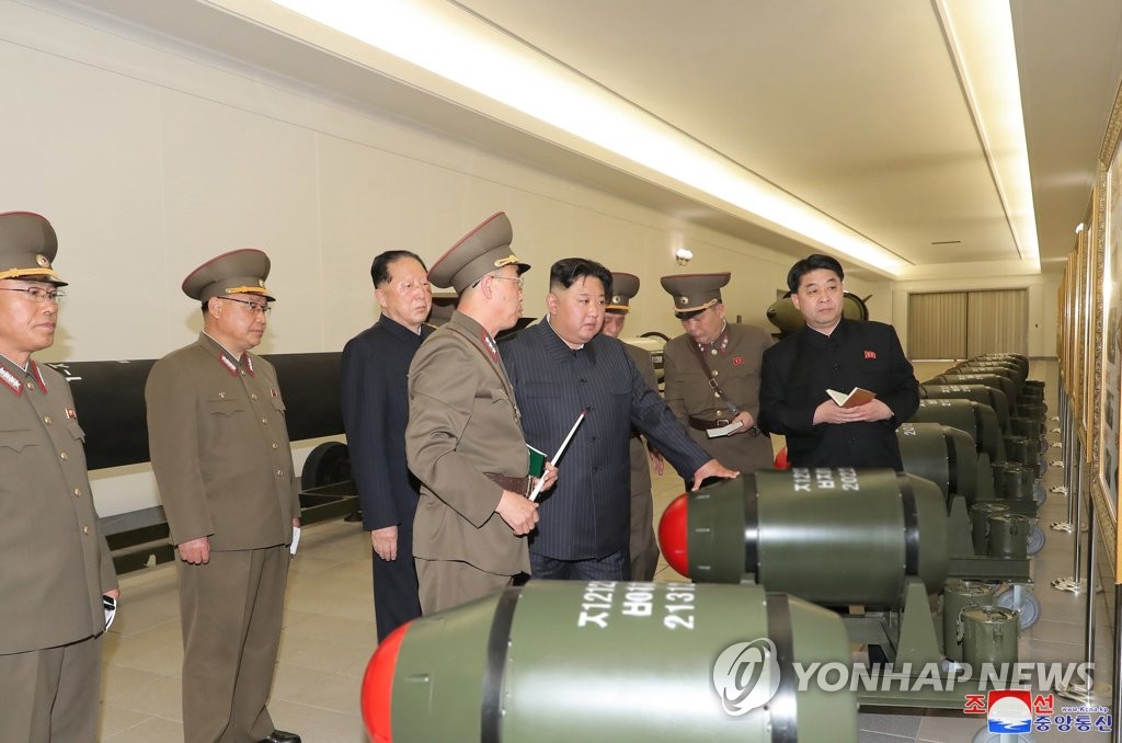 La foto, publicada, el 28 de marzo de 2023, por la KCNA, muestra al líder norcoreano, Kim Jong-un (4º por la dcha.), guiando un proyecto de militarización nuclear del país, el día previo. (Uso exclusivo dentro de Corea del Sur. Prohibida su distribución parcial o total)