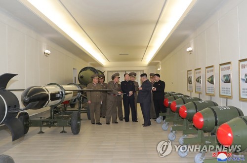 김정은, 핵무기병기화사업 지도…"무기급 핵물질 생산확대"