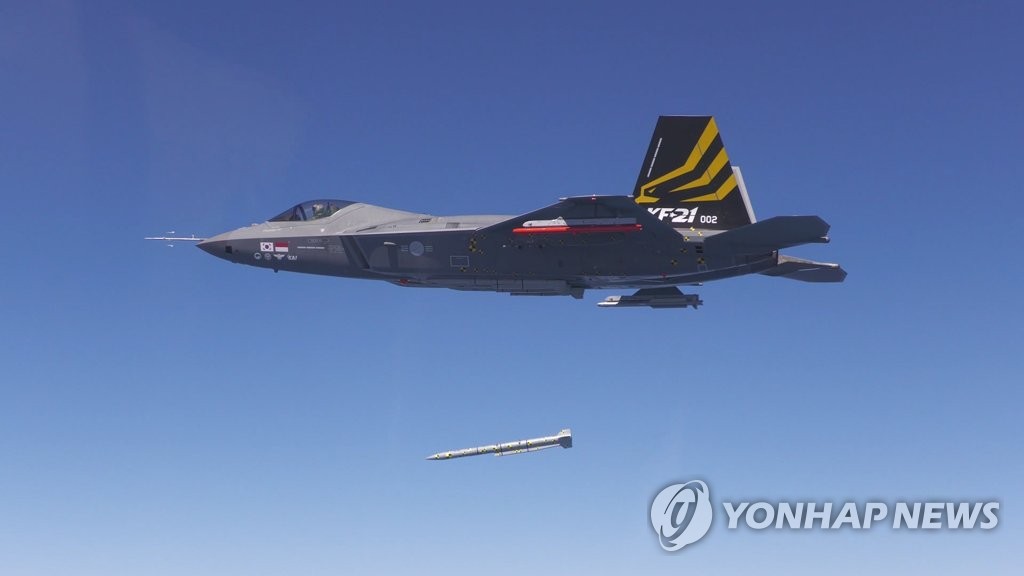 KF-21 fighters succeed in 1st armament flight tests