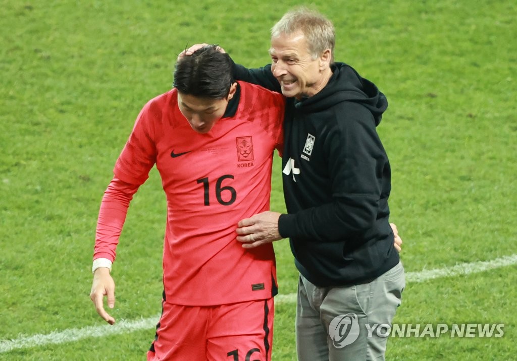 South Korea head coach Jurgen Klinsmann (R) pats forward Hwang Ui-jo after subbing him out of a friendly match against Uruguay at Seoul World Cup Stadium in Seoul on March 28, 2023. (Yonhap)