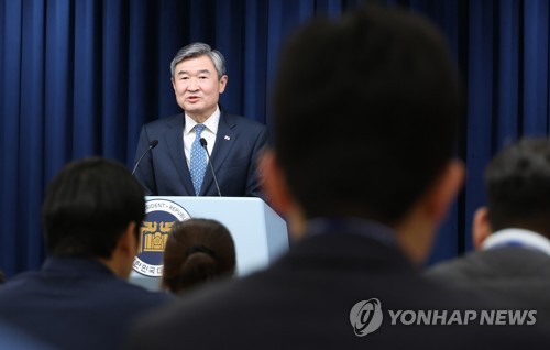 En la imagen de archivo se muestra a Cho Tae-yong, el asesor jefe de seguridad nacional, hablando con los periodistas, el 30 de marzo de 2023, en la oficina presidencial, en el centro de Seúl.