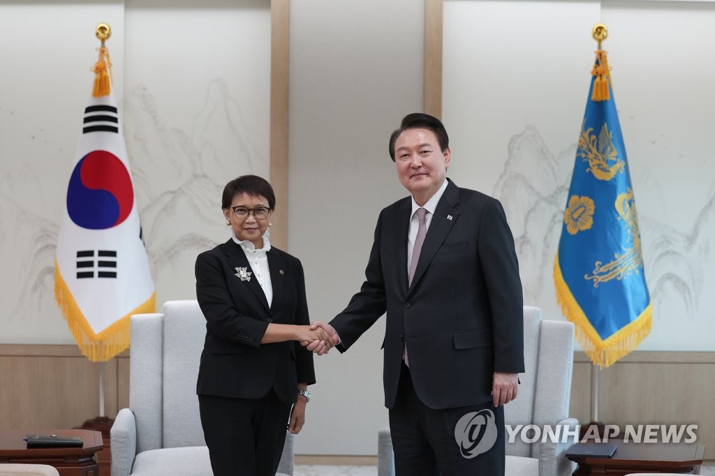 Yoon meets with Indonesian FM