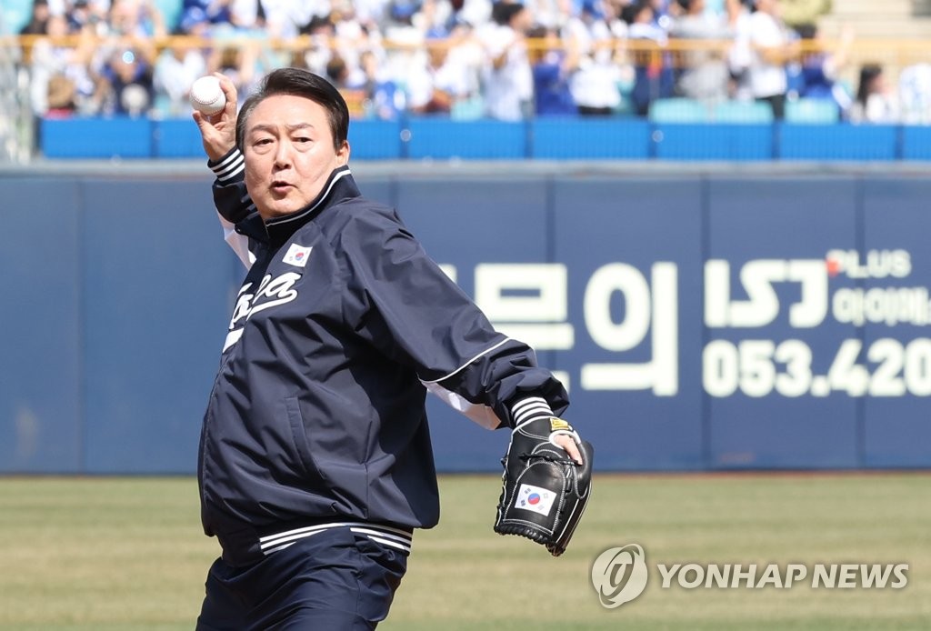 韓国プロ野球の開幕戦で始球式を行う尹大統領＝１日、大邱（聯合ニュース）