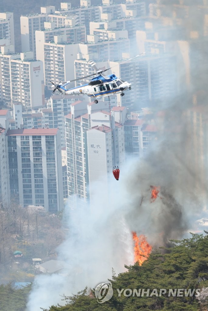 인왕산 산불 진화작업 하는 경찰 헬기