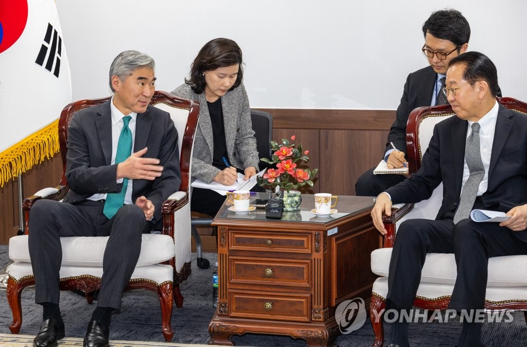 This photo, taken April 7, 2023, shows Unification Minister Kwon Young-se (R) meeting with Sung Kim (L), U.S. special representative for North Korea, at the government complex building in Seoul. (Yonhap)