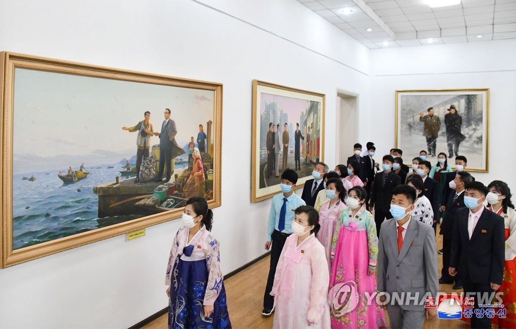북한, 태양절 111주년 맞아 중앙미술전시회 개막