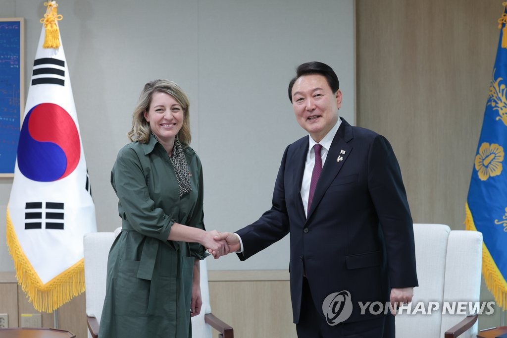 Le président Yoon Suk Yeol échange une poignée de main avec la ministre canadienne des Affaires étrangères Melanie Joly, le vendredi 14 avril 2023, au bureau présidentiel à Séoul. (Photo fournie par le bureau présidentiel. Revente et archivage interdits)