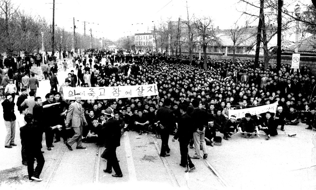 Un document d'archives sur la révolution du 19-Avril. (Photo fournie par l'Administration du patrimoine culturel coréen. Revente et archivage interdits)