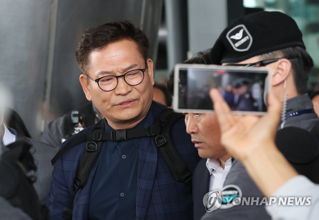 Song Young-gil, a former leader of the Democratic Party, arrives at Incheon International Airport, west of Seoul, on April 24, 2023. (Yonhap)