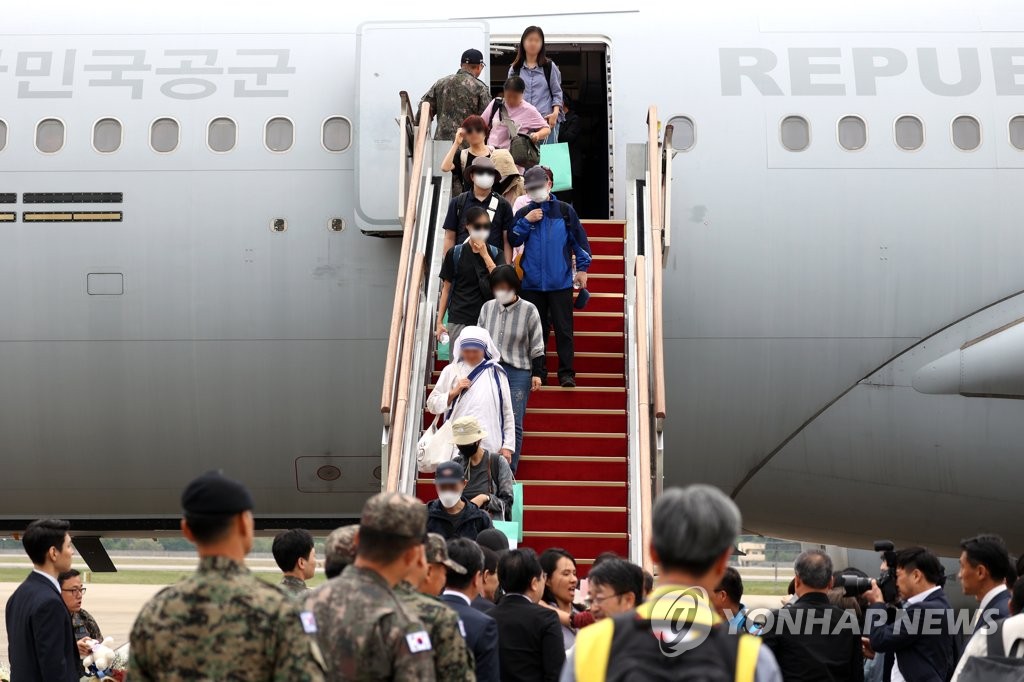 South Korean evacuees from war-torn Sudan arrive at Seoul Air Base in Seongnam, just south of Seoul, on April 25, 2023. (Pool photo) (Yonhap)