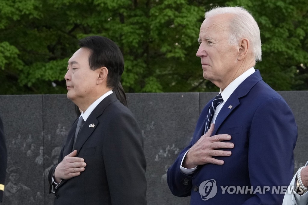 한국전 참전용사 기념공원 방문해 묵념하는 한미 정상