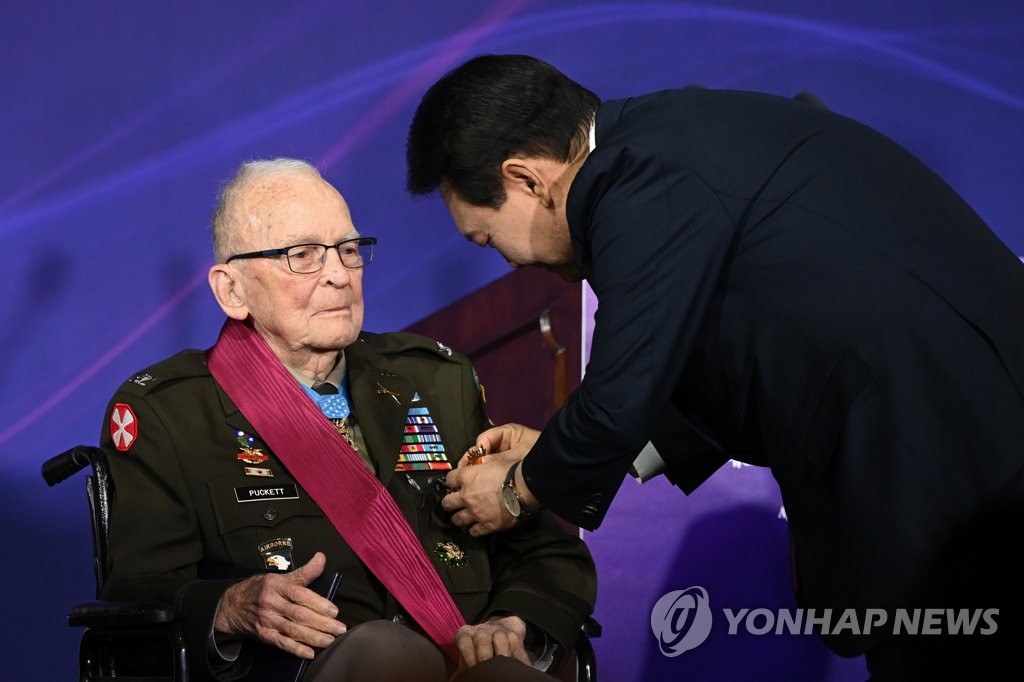 한국전 참전용사에게 훈장 친수하는 윤 대통령