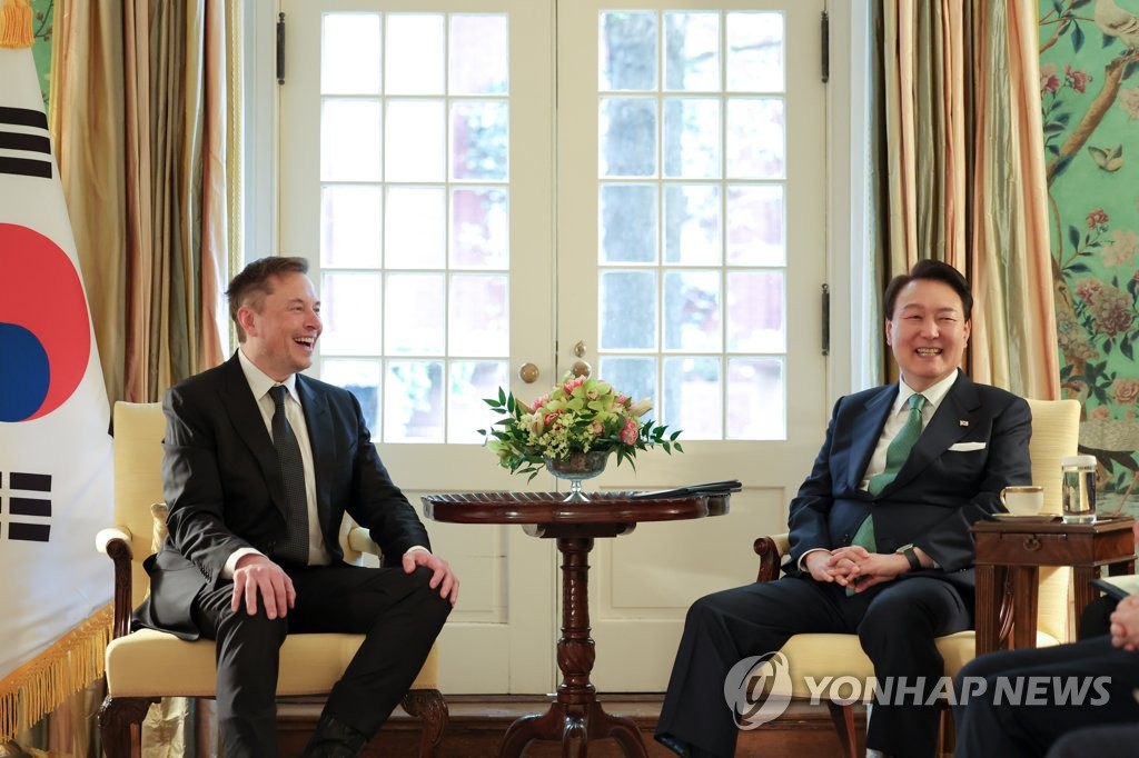 South Korean President Yoon Suk Yeol (R) laughs with Tesla CEO Elon Musk during their meeting at Blair House in Washington on April 26, 2023. (Pool photo) (Yonhap)