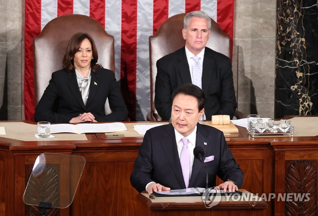 South Korean President Yoon Suk Yeol (front) addresses a joint session of U.S. Congress at the Capitol in Washington, D.C., on April 27, 2023. (Yonhap)