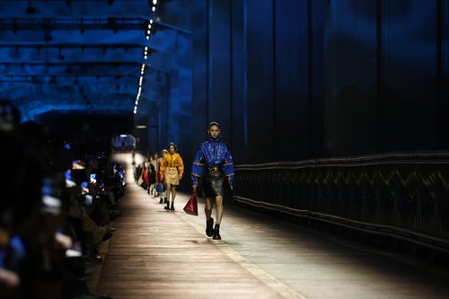 Le 1er défilé prefall de Louis Vuitton s'achève à Séoul avec la couleur de l'eau