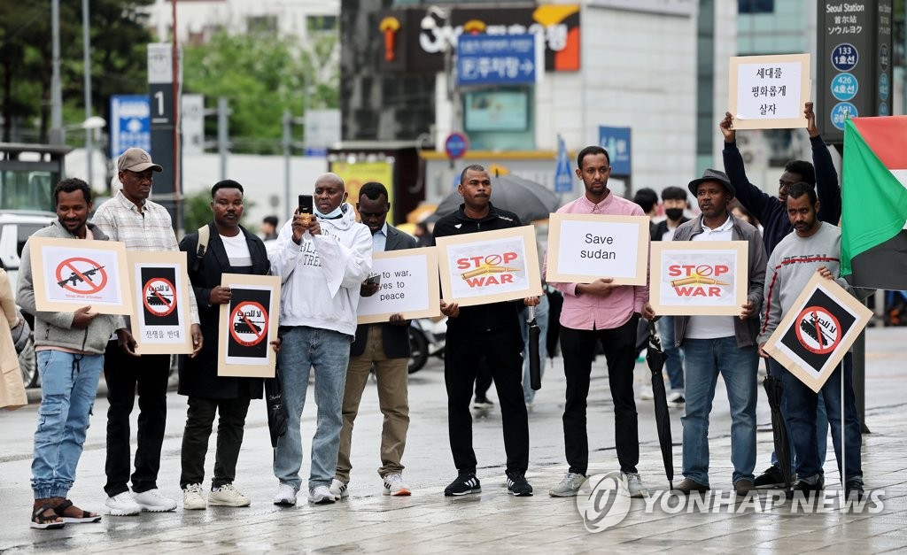 السودانيون في كوريا ينظمون وقفة أمام محطة سيئول رفضا للحرب - 3